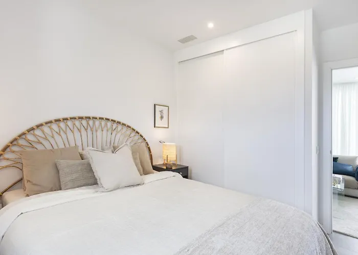 Luxury With Garden In Higueron