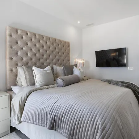 Luxury With Garden In Higueron *