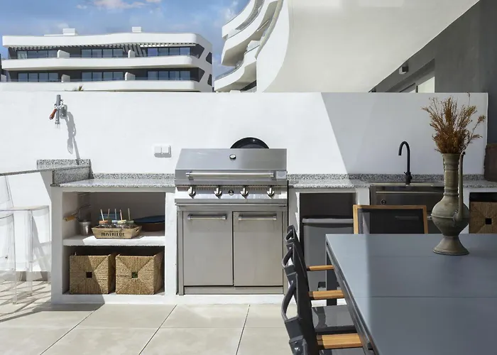 Luxury With Garden In Higueron Daire