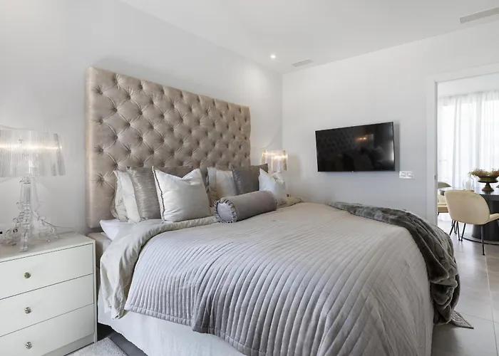 Luxury With Garden In Higueron *