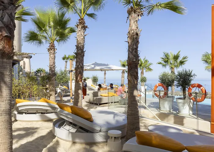 Luxury With Garden In Higueron Daire